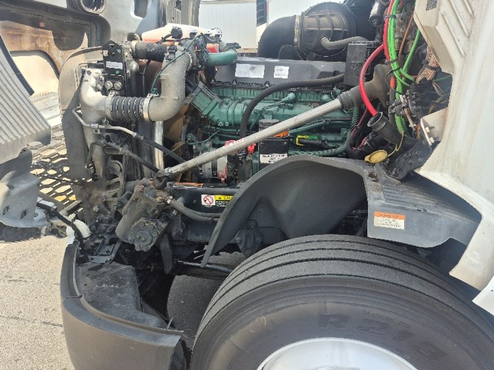 Sleeper Tractor-Heavy Duty Tractors-Volvo-2023-VNL64760-Chicago (Chicago Ridge)-IL-769,013\n\t\tmiles-$ 65,250 - Image 21