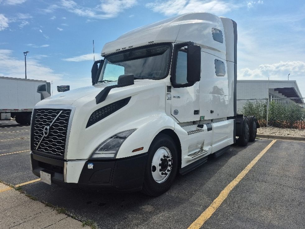 Sleeper Tractor-Heavy Duty Tractors-Volvo-2023-VNL64760-Chicago (Chicago Ridge)-IL-769,013\n\t\tmiles-$ 65,250 - Image 3