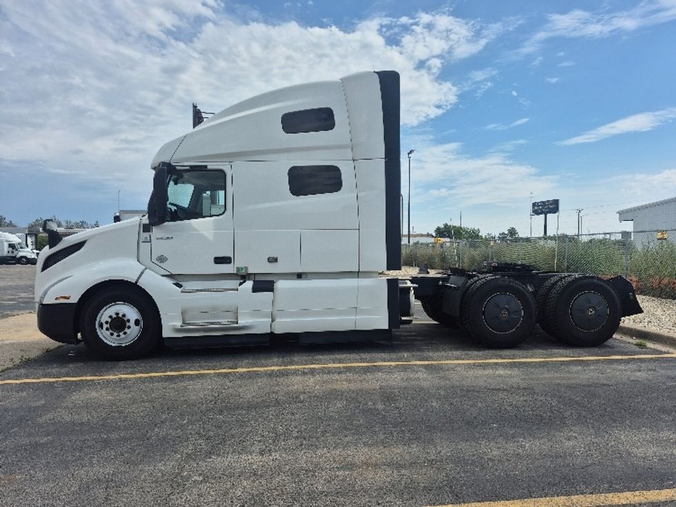 Sleeper Tractor-Heavy Duty Tractors-Volvo-2023-VNL64760-Chicago (Chicago Ridge)-IL-769,013\n\t\tmiles-$ 65,250 - Image 4