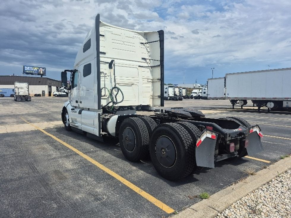 Sleeper Tractor-Heavy Duty Tractors-Volvo-2023-VNL64760-Chicago (Chicago Ridge)-IL-769,013\n\t\tmiles-$ 65,250 - Image 5