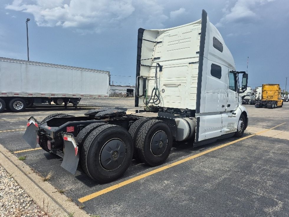 Sleeper Tractor-Heavy Duty Tractors-Volvo-2023-VNL64760-Chicago (Chicago Ridge)-IL-769,013\n\t\tmiles-$ 65,250 - Image 7