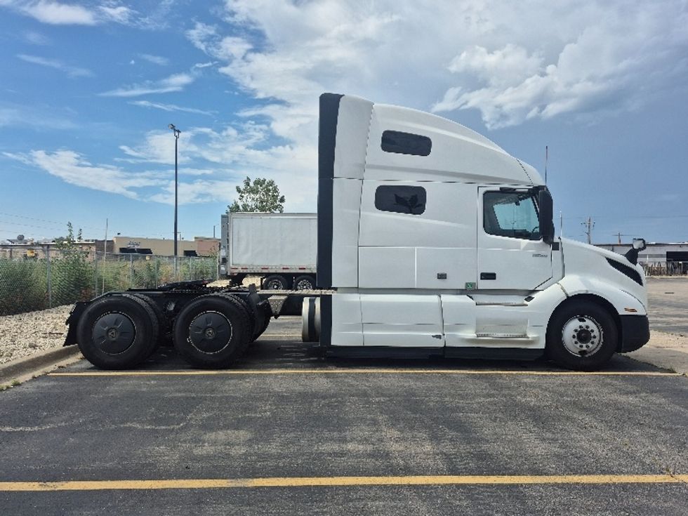Sleeper Tractor-Heavy Duty Tractors-Volvo-2023-VNL64760-Chicago (Chicago Ridge)-IL-769,013\n\t\tmiles-$ 65,250 - Image 8
