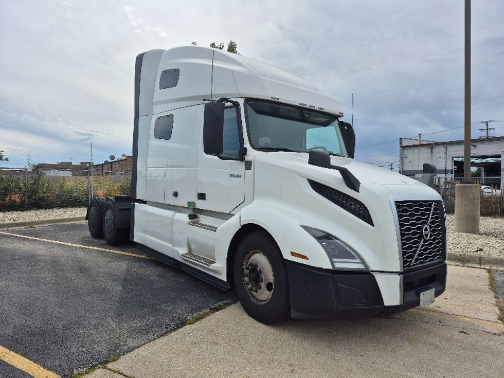 Sleeper Tractor-Heavy Duty Tractors-Volvo-2023-VNL64760-Chicago (Chicago Ridge)-IL-771,284\n\t\tmiles-$ 63,250 - Image 1