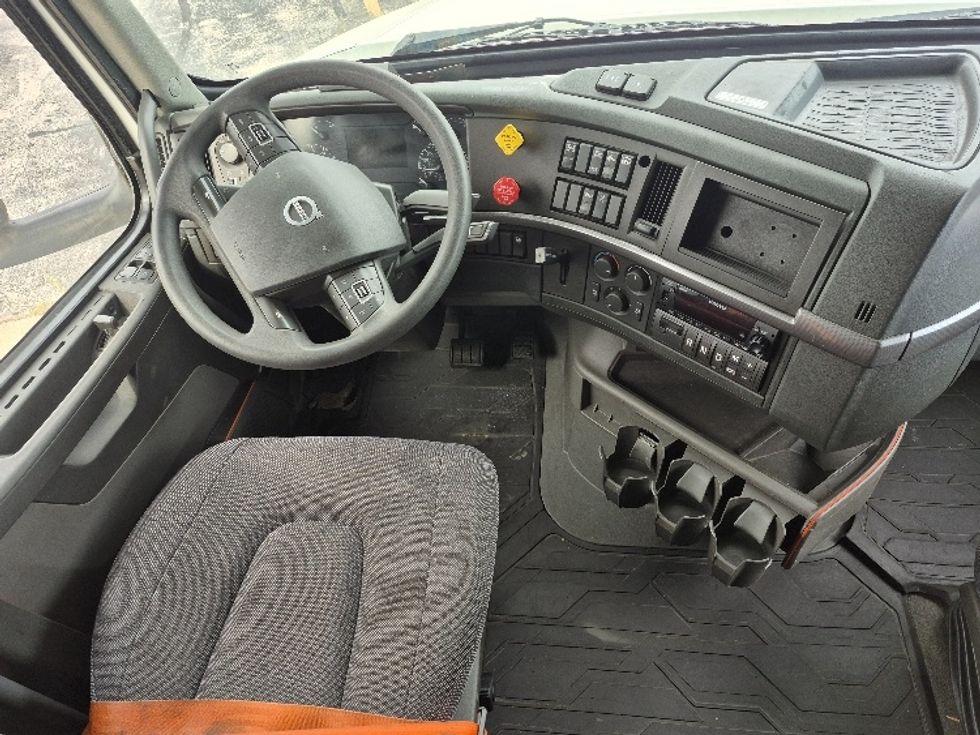 Sleeper Tractor-Heavy Duty Tractors-Volvo-2023-VNL64760-Chicago (Chicago Ridge)-IL-771,284\n\t\tmiles-$ 63,250 - Image 11