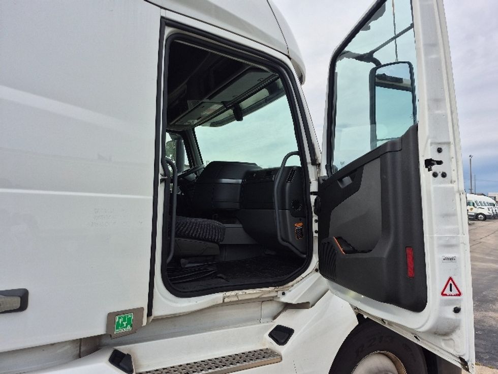 Sleeper Tractor-Heavy Duty Tractors-Volvo-2023-VNL64760-Chicago (Chicago Ridge)-IL-771,284\n\t\tmiles-$ 63,250 - Image 13