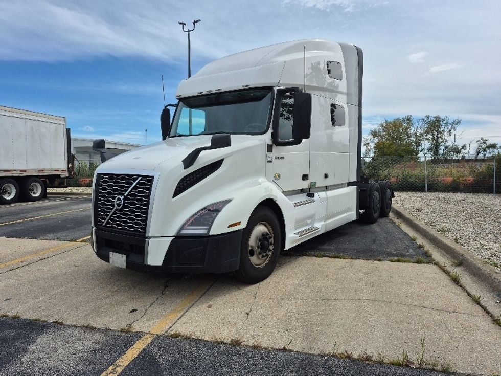 Sleeper Tractor-Heavy Duty Tractors-Volvo-2023-VNL64760-Chicago (Chicago Ridge)-IL-771,284\n\t\tmiles-$ 63,250 - Image 3