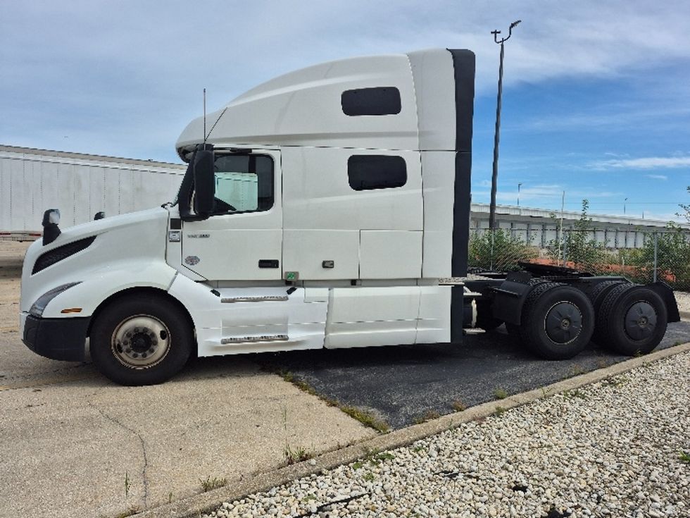 Sleeper Tractor-Heavy Duty Tractors-Volvo-2023-VNL64760-Chicago (Chicago Ridge)-IL-771,284\n\t\tmiles-$ 63,250 - Image 4