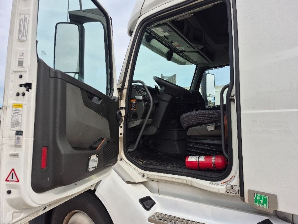 Sleeper Tractor-Heavy Duty Tractors-Volvo-2023-VNL64760-Chicago (Chicago Ridge)-IL-771,284\n\t\tmiles-$ 63,250 - Image 9