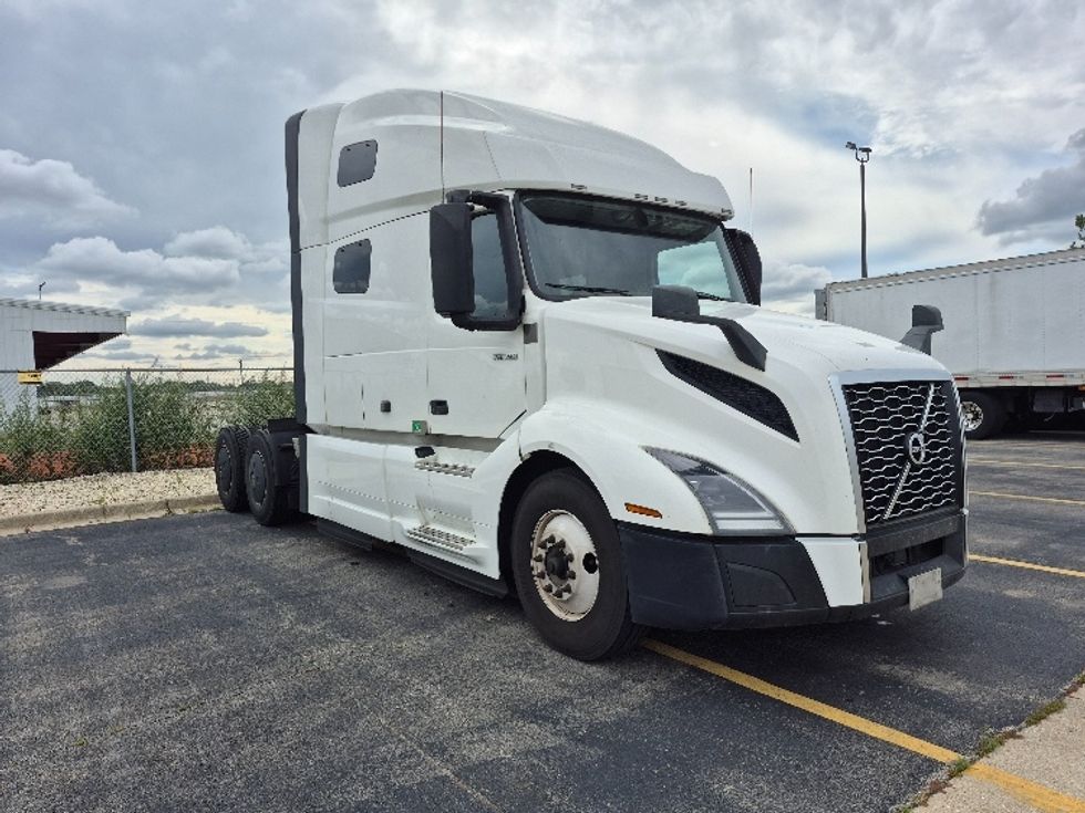 Sleeper Tractor-Heavy Duty Tractors-Volvo-2023-VNL64760-Chicago (Chicago Ridge)-IL-772,704\n\t\tmiles-$ 63,250 - Image 1