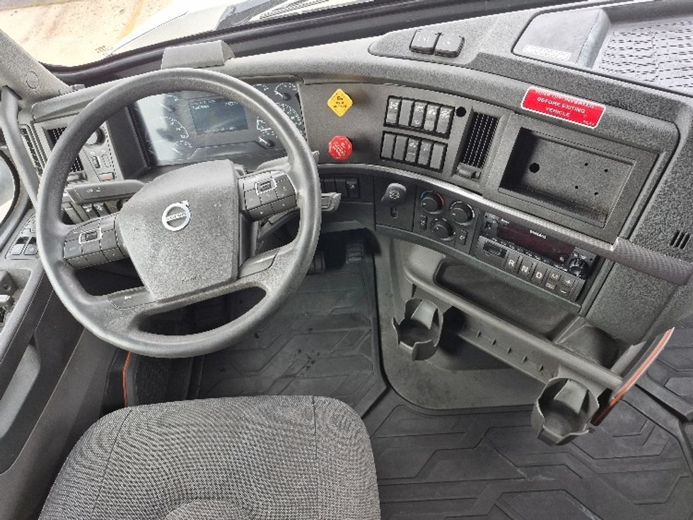 Sleeper Tractor-Heavy Duty Tractors-Volvo-2023-VNL64760-Chicago (Chicago Ridge)-IL-772,704\n\t\tmiles-$ 63,250 - Image 11