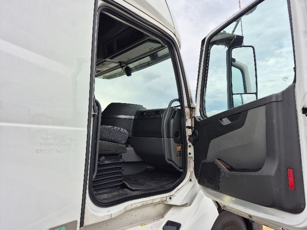 Sleeper Tractor-Heavy Duty Tractors-Volvo-2023-VNL64760-Chicago (Chicago Ridge)-IL-772,704\n\t\tmiles-$ 63,250 - Image 13