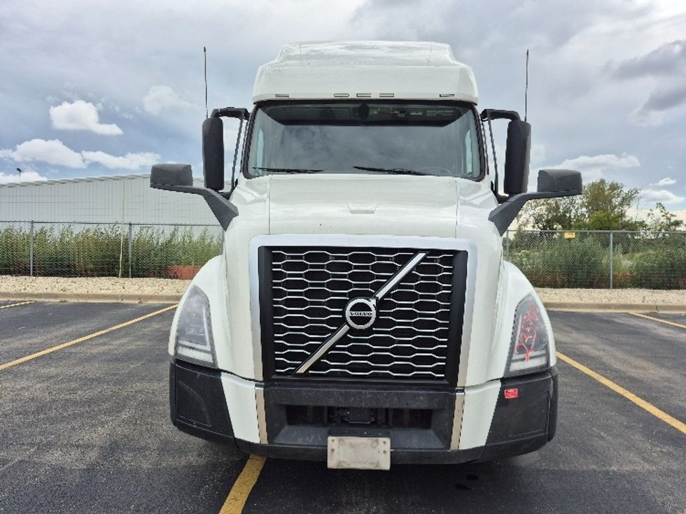Sleeper Tractor-Heavy Duty Tractors-Volvo-2023-VNL64760-Chicago (Chicago Ridge)-IL-772,704\n\t\tmiles-$ 63,250 - Image 2