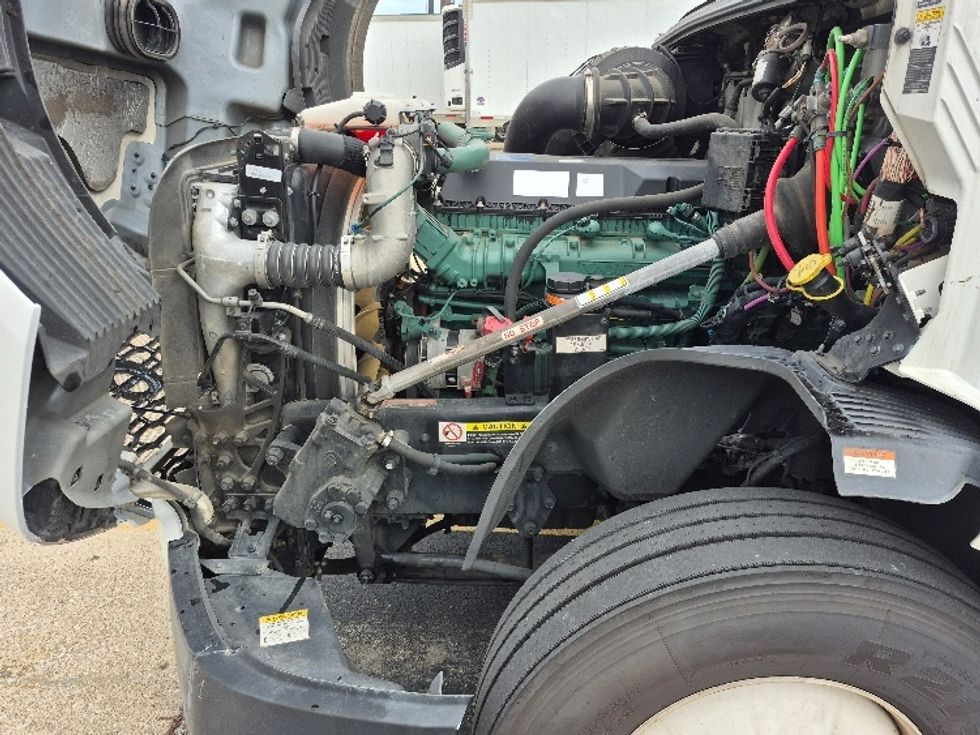 Sleeper Tractor-Heavy Duty Tractors-Volvo-2023-VNL64760-Chicago (Chicago Ridge)-IL-772,704\n\t\tmiles-$ 63,250 - Image 21