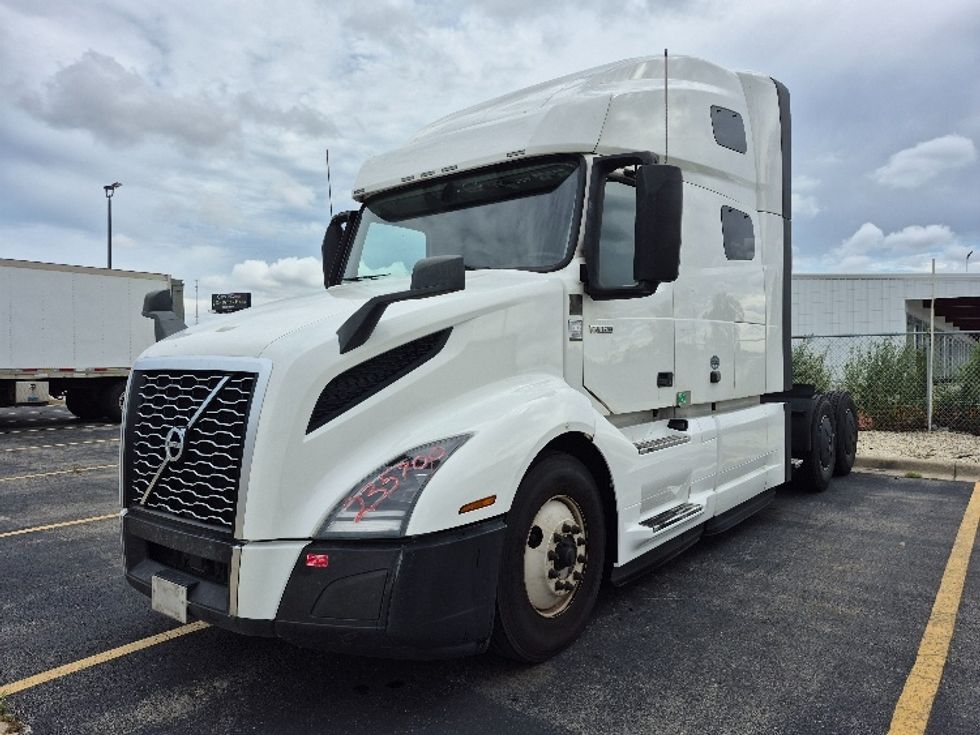 Sleeper Tractor-Heavy Duty Tractors-Volvo-2023-VNL64760-Chicago (Chicago Ridge)-IL-772,704\n\t\tmiles-$ 63,250 - Image 3