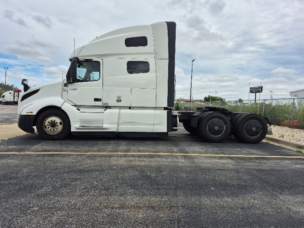 Sleeper Tractor-Heavy Duty Tractors-Volvo-2023-VNL64760-Chicago (Chicago Ridge)-IL-772,704\n\t\tmiles-$ 63,250 - Image 4