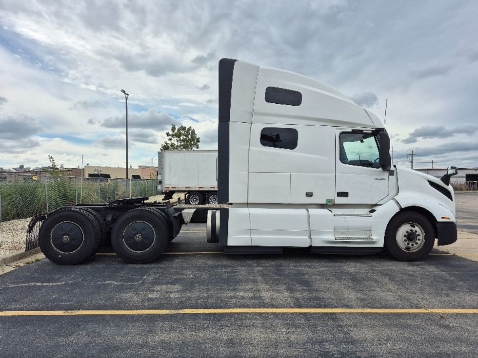 Sleeper Tractor-Heavy Duty Tractors-Volvo-2023-VNL64760-Chicago (Chicago Ridge)-IL-772,704\n\t\tmiles-$ 63,250 - Image 8