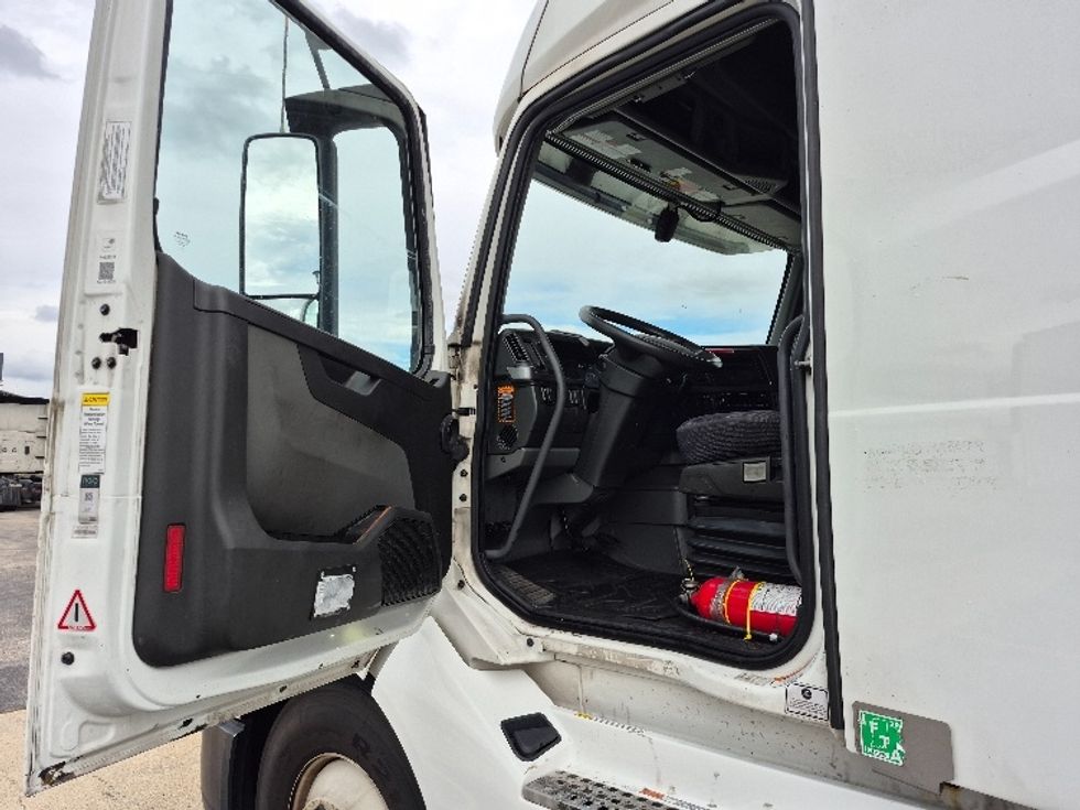 Sleeper Tractor-Heavy Duty Tractors-Volvo-2023-VNL64760-Chicago (Chicago Ridge)-IL-772,704\n\t\tmiles-$ 63,250 - Image 9