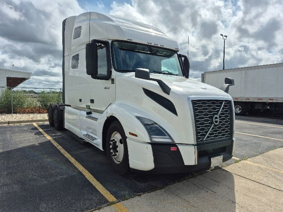 Sleeper Tractor-Heavy Duty Tractors-Volvo-2023-VNL64760-Chicago (Chicago Ridge)-IL-782,953\n\t\tmiles-$ 62,250 - Image 1