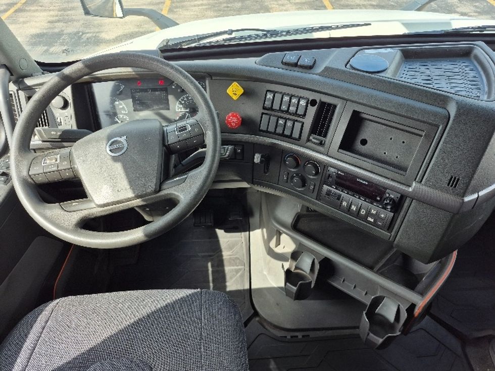 Sleeper Tractor-Heavy Duty Tractors-Volvo-2023-VNL64760-Chicago (Chicago Ridge)-IL-782,953\n\t\tmiles-$ 62,250 - Image 11