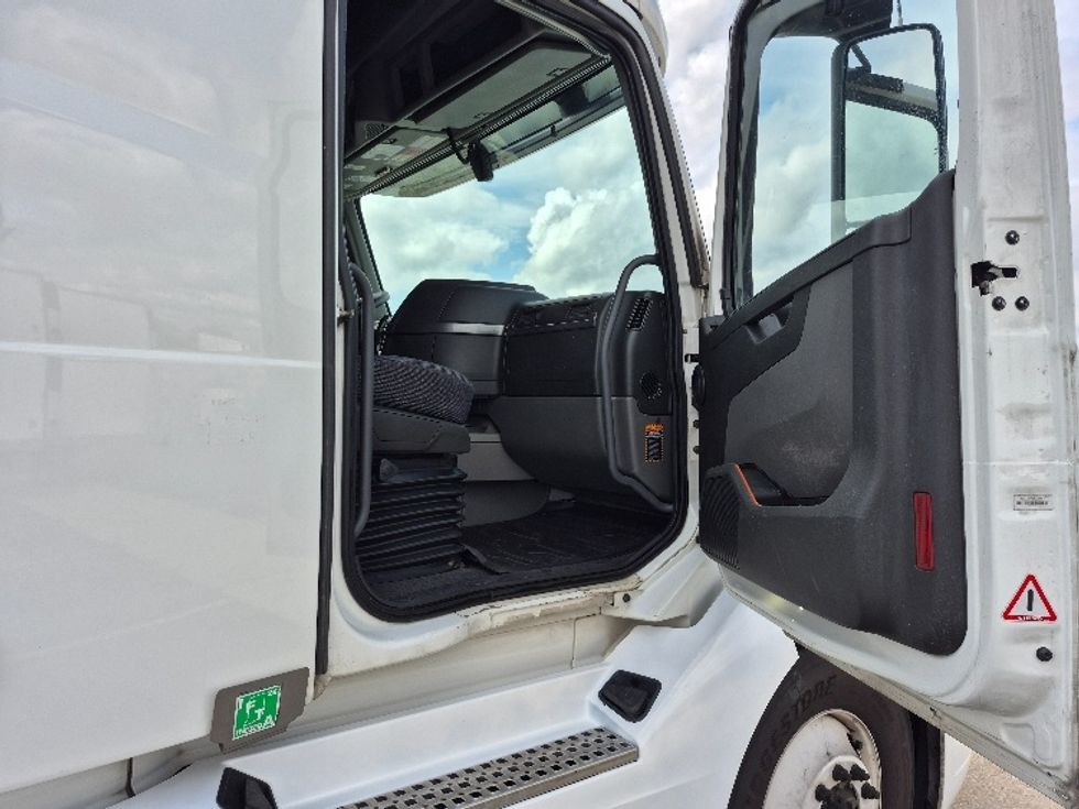 Sleeper Tractor-Heavy Duty Tractors-Volvo-2023-VNL64760-Chicago (Chicago Ridge)-IL-782,953\n\t\tmiles-$ 62,250 - Image 13