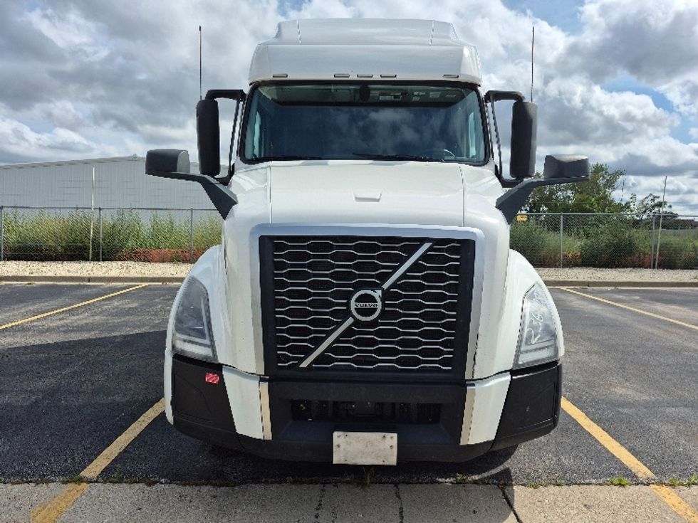 Sleeper Tractor-Heavy Duty Tractors-Volvo-2023-VNL64760-Chicago (Chicago Ridge)-IL-782,953\n\t\tmiles-$ 62,250 - Image 2