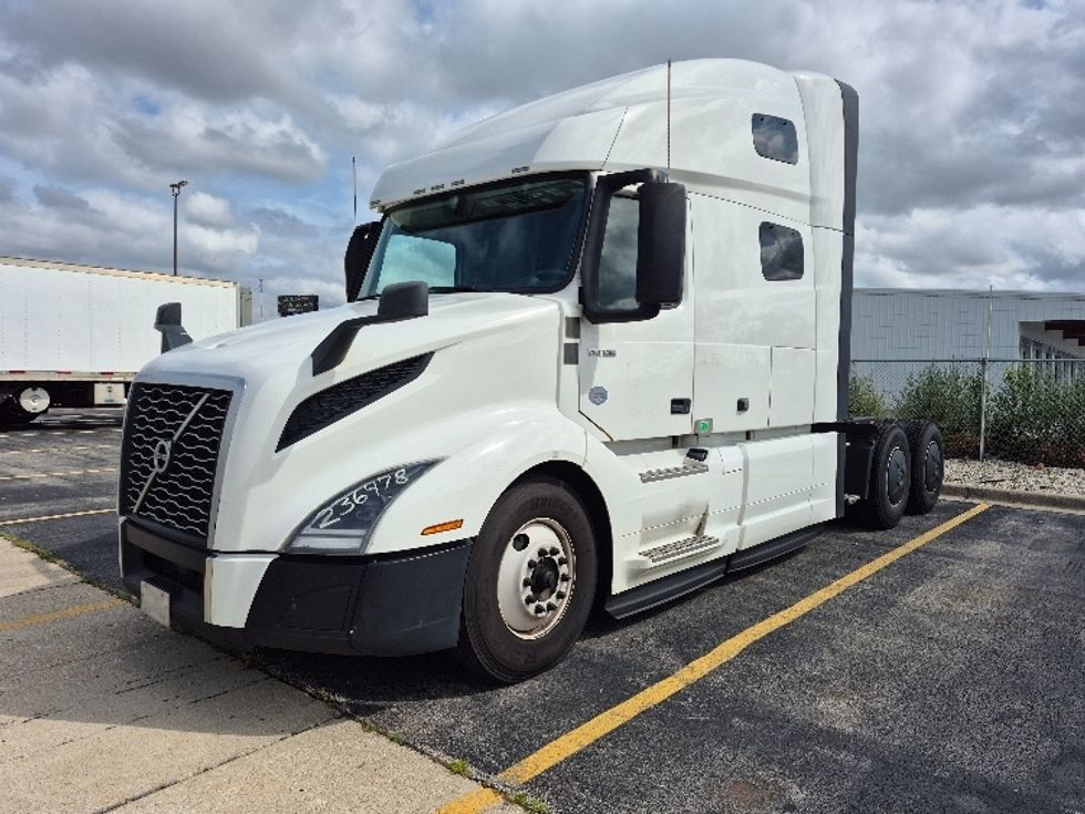 Sleeper Tractor-Heavy Duty Tractors-Volvo-2023-VNL64760-Chicago (Chicago Ridge)-IL-782,953\n\t\tmiles-$ 62,250 - Image 3