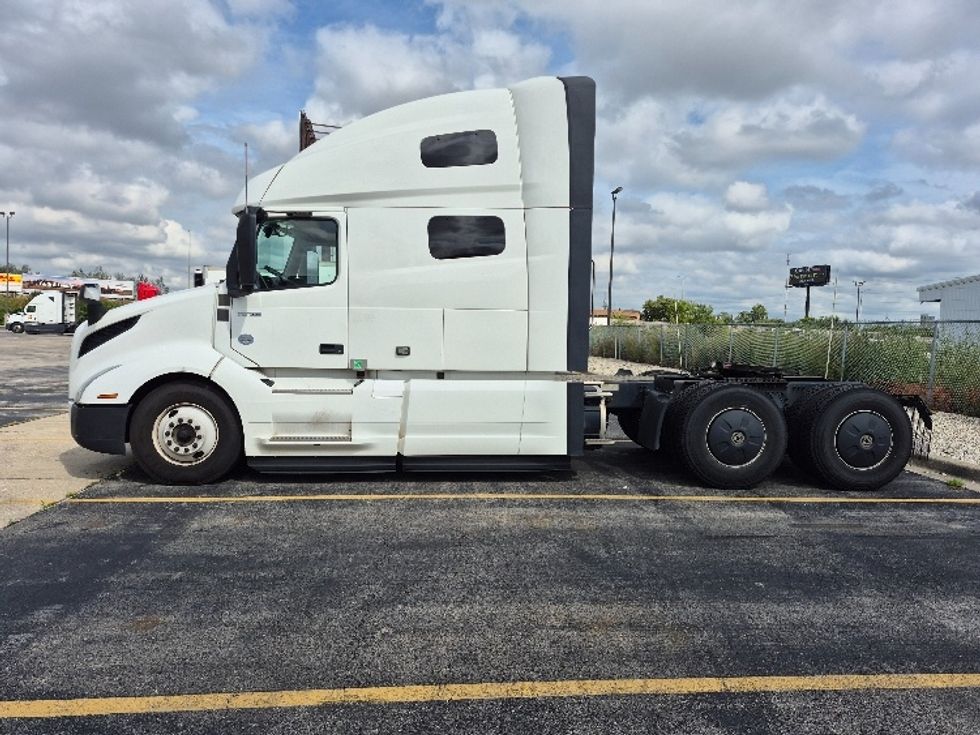 Sleeper Tractor-Heavy Duty Tractors-Volvo-2023-VNL64760-Chicago (Chicago Ridge)-IL-782,953\n\t\tmiles-$ 62,250 - Image 4