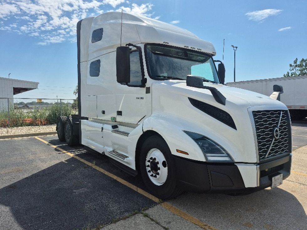 Sleeper Tractor-Heavy Duty Tractors-Volvo-2023-VNL64760-Chicago (Chicago Ridge)-IL-791,098\n\t\tmiles-$ 60,250 - Image 1
