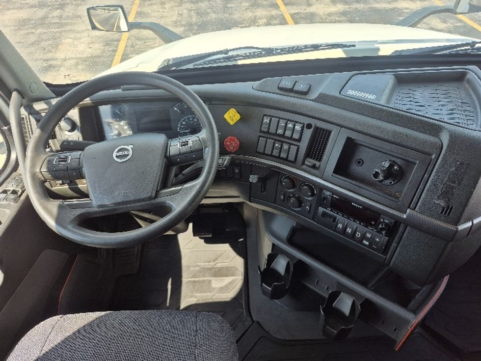 Sleeper Tractor-Heavy Duty Tractors-Volvo-2023-VNL64760-Chicago (Chicago Ridge)-IL-791,098\n\t\tmiles-$ 60,250 - Image 11