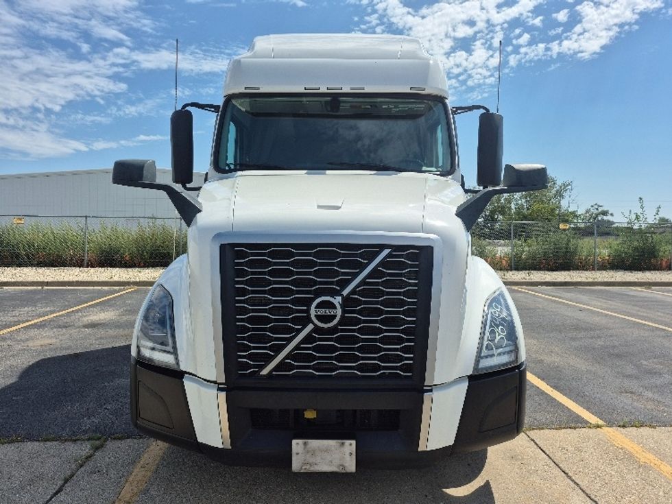 Sleeper Tractor-Heavy Duty Tractors-Volvo-2023-VNL64760-Chicago (Chicago Ridge)-IL-791,098\n\t\tmiles-$ 60,250 - Image 2