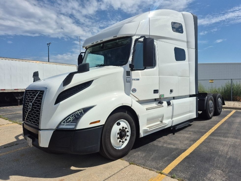 Sleeper Tractor-Heavy Duty Tractors-Volvo-2023-VNL64760-Chicago (Chicago Ridge)-IL-791,098\n\t\tmiles-$ 60,250 - Image 3