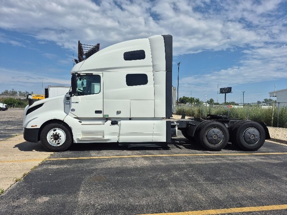 Sleeper Tractor-Heavy Duty Tractors-Volvo-2023-VNL64760-Chicago (Chicago Ridge)-IL-791,098\n\t\tmiles-$ 60,250 - Image 4