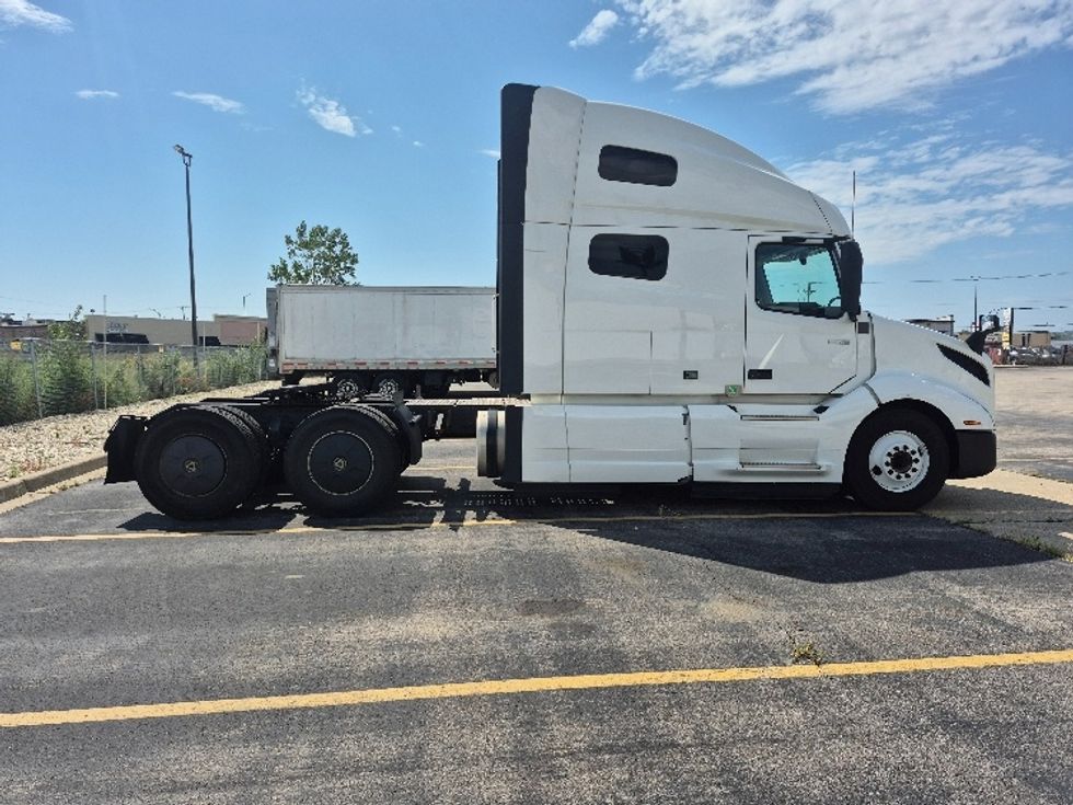 Sleeper Tractor-Heavy Duty Tractors-Volvo-2023-VNL64760-Chicago (Chicago Ridge)-IL-791,098\n\t\tmiles-$ 60,250 - Image 8