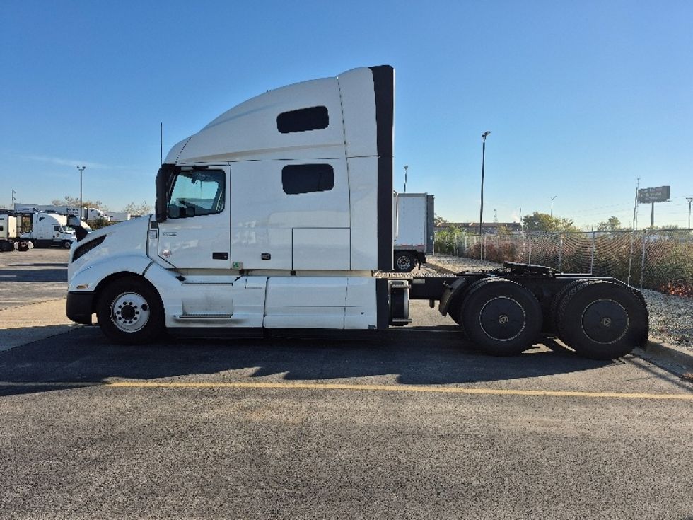 Sleeper Tractor-Heavy Duty Tractors-Volvo-2023-VNL64760-Chicago (Chicago Ridge)-IL-791,239\n\t\tmiles-$ 58,750 - Image 4
