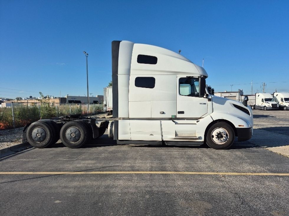 Sleeper Tractor-Heavy Duty Tractors-Volvo-2023-VNL64760-Chicago (Chicago Ridge)-IL-791,239\n\t\tmiles-$ 58,750 - Image 7