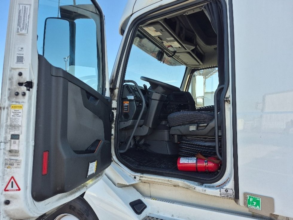 Sleeper Tractor-Heavy Duty Tractors-Volvo-2023-VNL64760-Chicago (Chicago Ridge)-IL-791,239\n\t\tmiles-$ 58,750 - Image 8