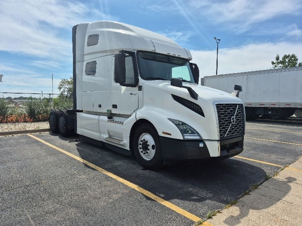 Sleeper Tractor-Heavy Duty Tractors-Volvo-2023-VNL64760-Chicago (Chicago Ridge)-IL-797,722\n\t\tmiles-$ 59,750 - Image 1