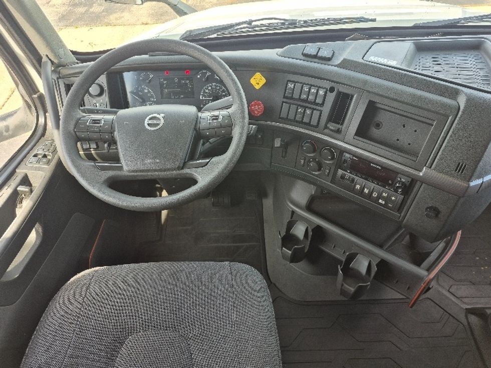 Sleeper Tractor-Heavy Duty Tractors-Volvo-2023-VNL64760-Chicago (Chicago Ridge)-IL-797,722\n\t\tmiles-$ 59,750 - Image 11