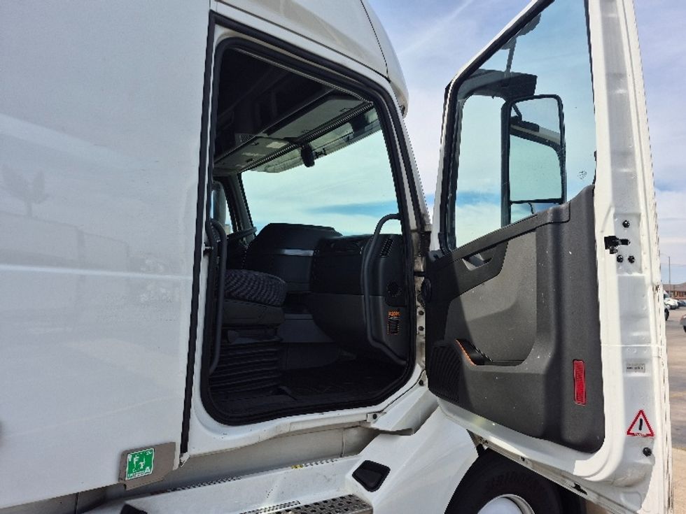 Sleeper Tractor-Heavy Duty Tractors-Volvo-2023-VNL64760-Chicago (Chicago Ridge)-IL-797,722\n\t\tmiles-$ 59,750 - Image 13
