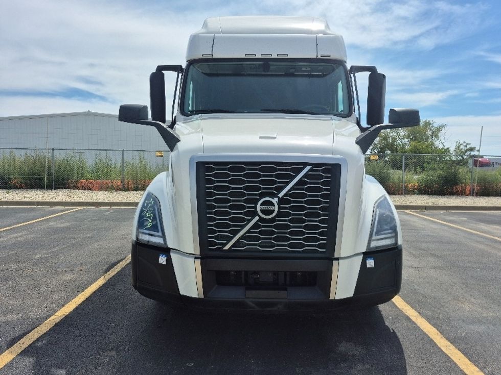 Sleeper Tractor-Heavy Duty Tractors-Volvo-2023-VNL64760-Chicago (Chicago Ridge)-IL-797,722\n\t\tmiles-$ 59,750 - Image 2