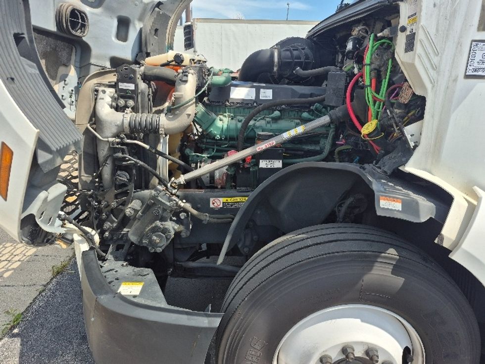 Sleeper Tractor-Heavy Duty Tractors-Volvo-2023-VNL64760-Chicago (Chicago Ridge)-IL-797,722\n\t\tmiles-$ 59,750 - Image 21