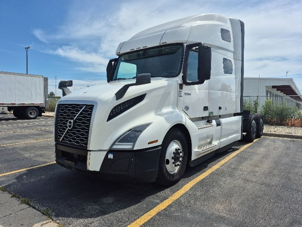 Sleeper Tractor-Heavy Duty Tractors-Volvo-2023-VNL64760-Chicago (Chicago Ridge)-IL-797,722\n\t\tmiles-$ 59,750 - Image 3