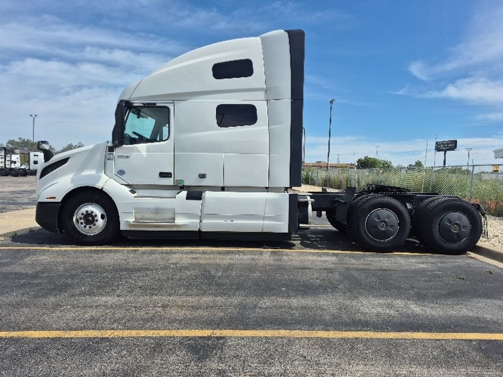 Sleeper Tractor-Heavy Duty Tractors-Volvo-2023-VNL64760-Chicago (Chicago Ridge)-IL-797,722\n\t\tmiles-$ 59,750 - Image 4