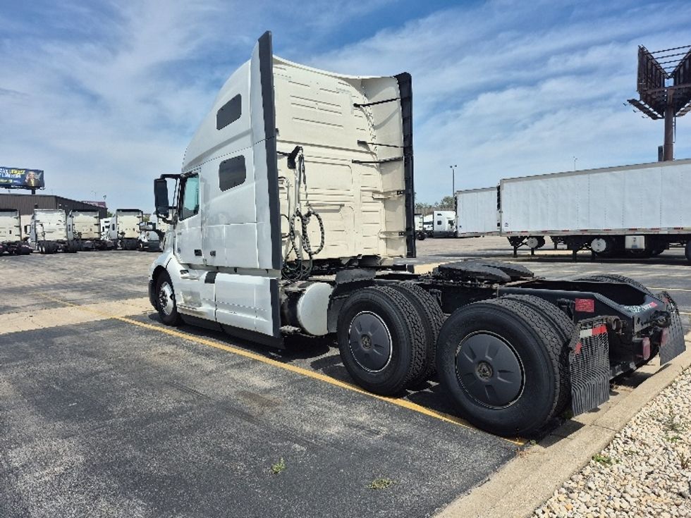 Sleeper Tractor-Heavy Duty Tractors-Volvo-2023-VNL64760-Chicago (Chicago Ridge)-IL-797,722\n\t\tmiles-$ 59,750 - Image 5