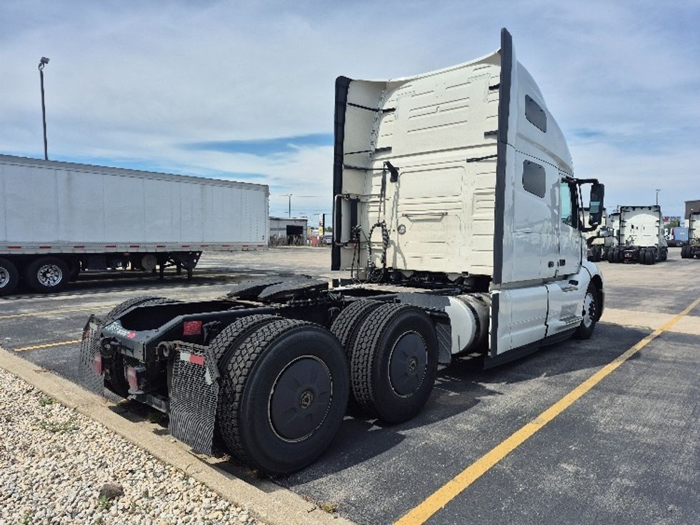 Sleeper Tractor-Heavy Duty Tractors-Volvo-2023-VNL64760-Chicago (Chicago Ridge)-IL-797,722\n\t\tmiles-$ 59,750 - Image 7
