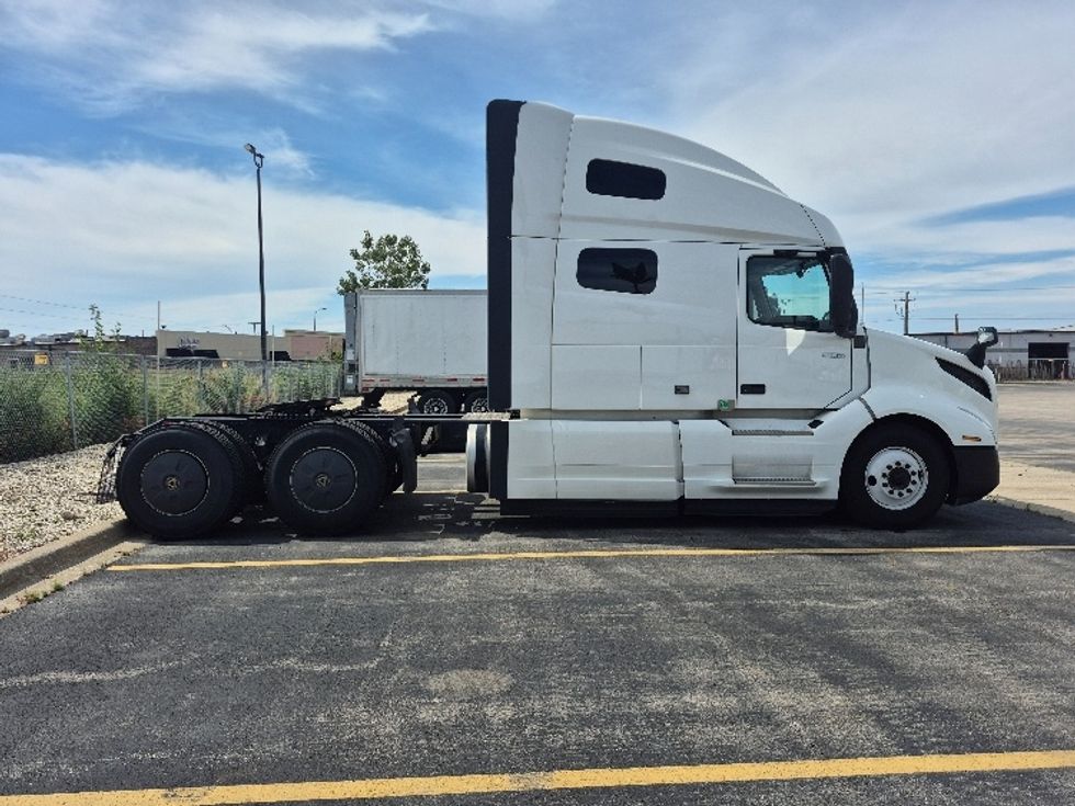 Sleeper Tractor-Heavy Duty Tractors-Volvo-2023-VNL64760-Chicago (Chicago Ridge)-IL-797,722\n\t\tmiles-$ 59,750 - Image 8