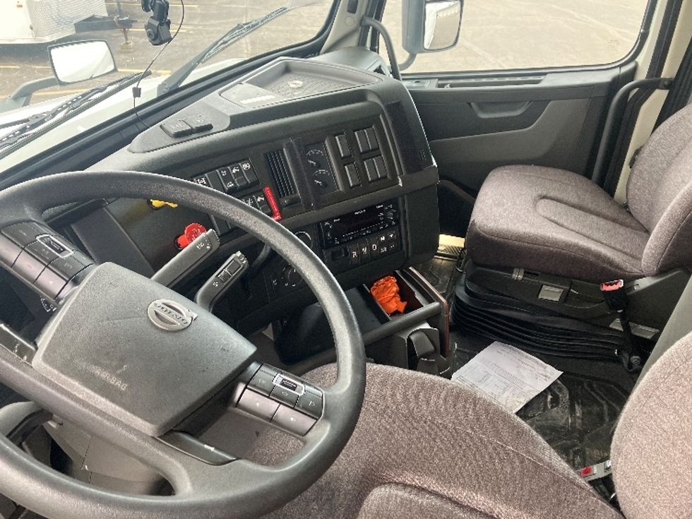 Sleeper Tractor-Heavy Duty Tractors-Volvo-2023-VNL64760-Cincinnati-OH-552,391\n\t\tmiles-$ 70,750 - Image 10