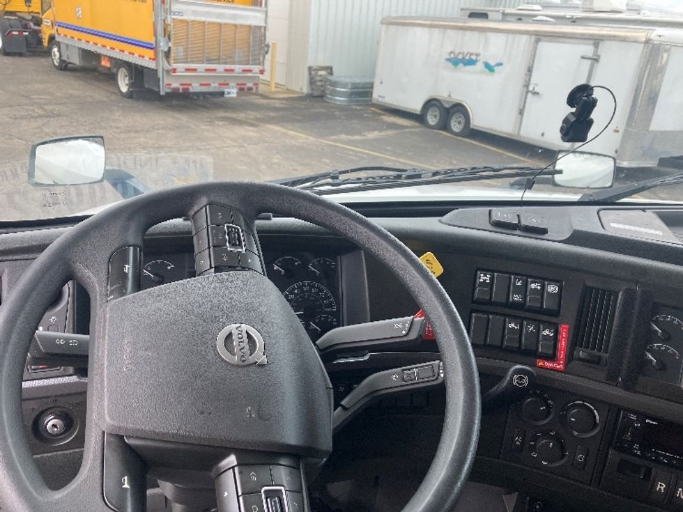 Sleeper Tractor-Heavy Duty Tractors-Volvo-2023-VNL64760-Cincinnati-OH-552,391\n\t\tmiles-$ 70,750 - Image 11