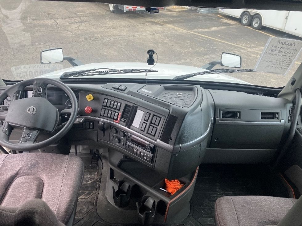 Sleeper Tractor-Heavy Duty Tractors-Volvo-2023-VNL64760-Cincinnati-OH-552,391\n\t\tmiles-$ 70,750 - Image 12