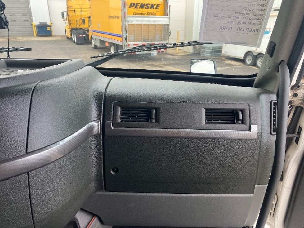 Sleeper Tractor-Heavy Duty Tractors-Volvo-2023-VNL64760-Cincinnati-OH-552,391\n\t\tmiles-$ 70,750 - Image 14